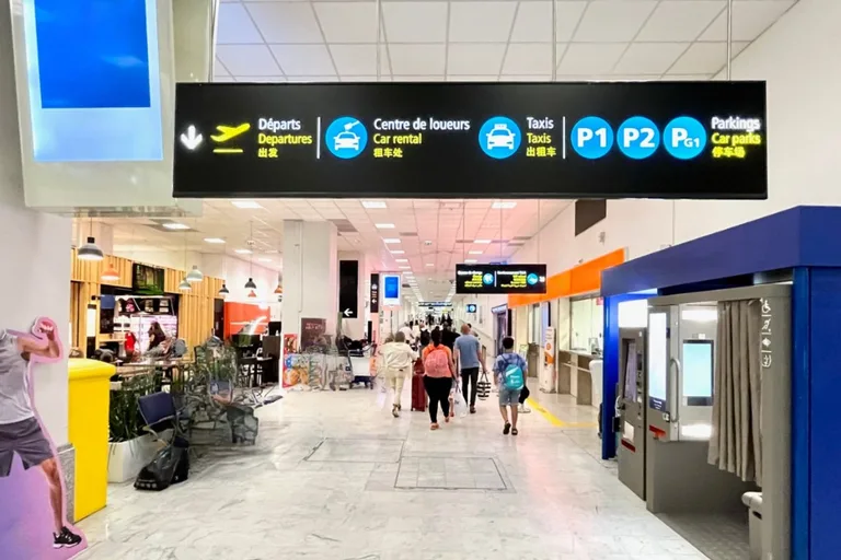 Signalétique de l’aéroport de Nice : départs, location de voitures, taxis et parkings P1, P2, PG1
